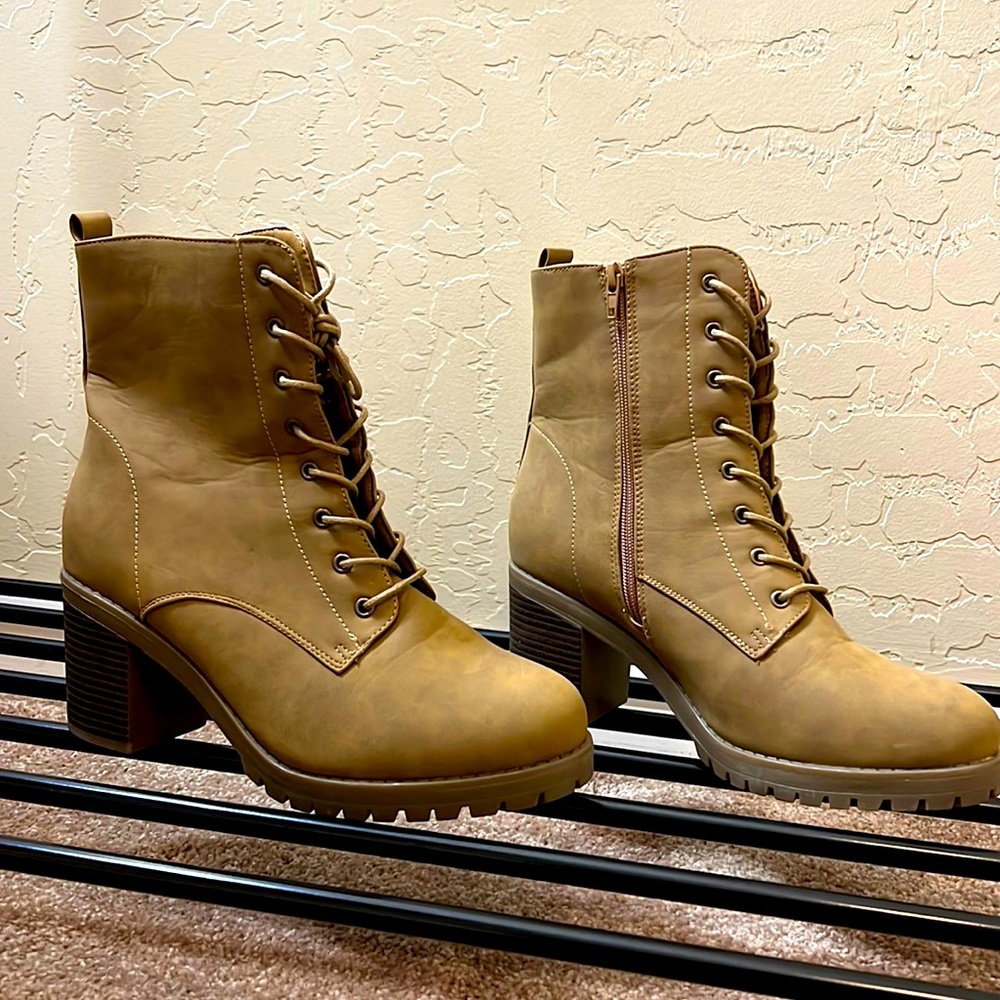 Womens high ankle boots *Never worn